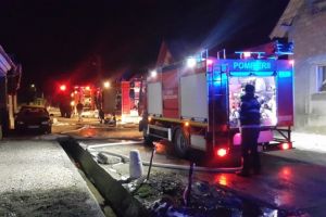 O casă din Dumbrăviţa a luat foc, azi-noapte (Foto)
