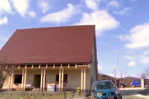 Doi bucureşteni au construit o casă din cânepă şi var la Sibiel