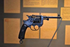 Povestea revolverului Saint-Etienne, model 1892, găsit ascuns la Muzeul Casa Mureşenilor