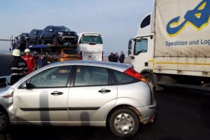 FOTO Accident pe autostrada Sibiu – Sebeş. Maşina în parapet