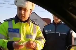 Dosar penal pe numele celor doi indivizi care au jignit doi poliţişti în direct, pe Facebook
