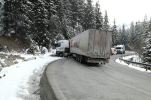 Coliziune între TIR-uri în zona Vârfului Frumoasa