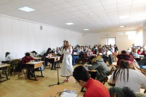 Peste 100 de elevi au participat la Concursul Interjudeţean „Numai poetul...”, de la Fălticeni