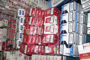 Ţigări de contrabandă în valoare de peste 70.000 de lei, confiscate dintr-o maşină