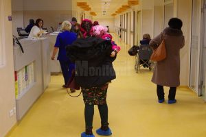 Papucii de unică folosinţă, obligatorii la intrarea în Spitalul de Urgenţă Suceava, se ...