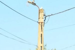 BĂRBAT ELECTROCUTAT la un STÂLP DE ÎNALTĂ TENSIUNE!