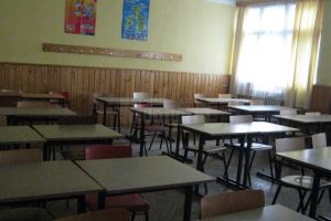 Profesori din judeţ poartă banderole tricolore în semn de nemulţumire pentru situaţia din ...