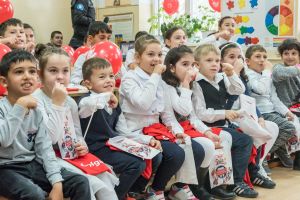 Elevii arădeni vor învăţa cum să aibă o igienă orală corectă de la experţii din cadrul Colgate România şi voluntarii Crucii Roşii Române