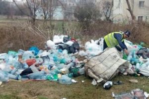 Persoanele care aruncă gunoiul pe domeniul public riscă să rămână fără bani de concediu. Cât sunt amenzile 