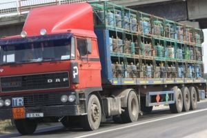 Impact între o maşină de transport butelii şi o dubă