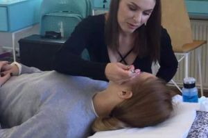 O cosmeticiană din Satu Mare oferă servicii gratuite femeilor bolnave de cancer