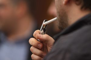 Riduri, dinţi galbeni, infecţii, dependenţă! Doctor din Timişoara: Fumătorii pierd ani de viaţă…