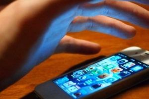 A sustras un telefon mobil din locuinţa unui prieten. Tânăr de 18 de ani, din Abrud, cercetat de poliţişti pentru FURT