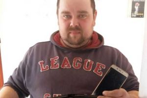 SPIRIT CIVIC la Teiuş: Un bărbat a predat poliţiei un portmoneu şi un telefon pe care le-a găsit în zona centrală a oraşului