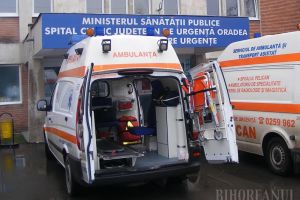 Un adolescent de 15 ani s-a urcat la volan şi s-a răsturnat cu maşina în şanţ. Fratele său, pasager în maşină, a ajuns la spital