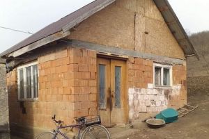 FOTO: SOS pentru o familie cu trei copii părăsiţi de mamă, care trăieşte cu 900 de lei/lună!