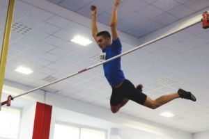 Pas cu pas pentru prăjinistul Dacian Costea