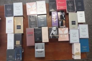 FOTO Razie a jandarmilor din Sibiu – Braşoveni prinşi că vindeau parfumuri false