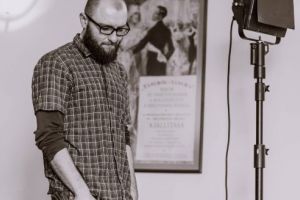 INTERVIU. Regizorul Adi Iclenzan: „La D’ale carnavalului m-a fascinat ermetismul formal şi tematic al textului. Caragiale creează o lume populată cu oameni ce nu cred că fac parte din ea“