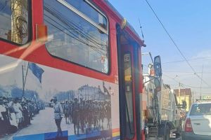 CARAMBOL pe o stradă din municipiu! Un tramvai A LOVIT o maşină de salubrizare