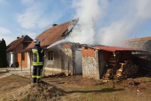 FOTOGALERIE. Incendiu în judeţ. Acoperişul unei case a fost cuprins de flăcări