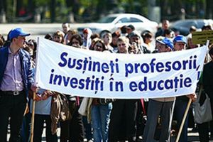 Profesorii sibieni protestează în stradă din cauza banilor