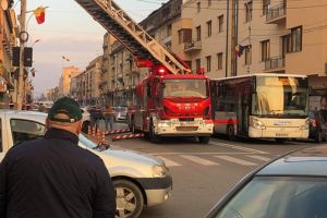 FOTO. Pompierii intervin în Centrul Vechi. Cade tencuiala de pe o clădire
