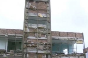 S-au urcat pe o clădire, s-au luat de mână şi au sărit în gol! Două fete au ajuns în stare gravă la spital