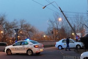 Accident pe Splaiul Crişanei, în Oradea: Un taxi a încercat să depăşească o maşină de Şcoală şi a nimerit într-un stâlp pe care l-a rupt (FOTO)