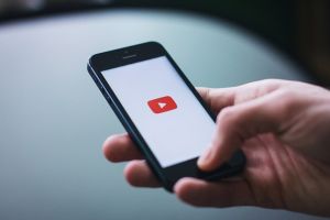 YouTube a decis să demonetizeze videoclipurile cu conţinut anti-vaccinare