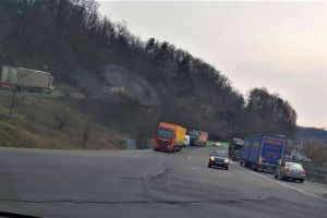 FOTO Drumul DN7, Piteşti – Sibiu o ia la vale – Crăpăturile sunt din ce în ce mai mari