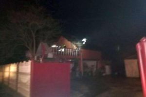 FOTO: INCENDIU la acoperişul unei anexe gospodăreşti din localitatea Valea Lungă. Pompierii intervin cu două autospeciale