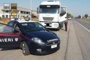 Șofer român prins în Italia cu un camion cu trei tone de parfumuri furate