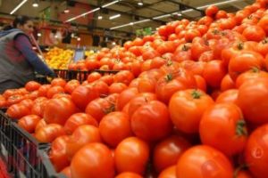 Hrană artificială de umplut stomacul. Roşiile de cauciuc şi fructele împăiate pricopsesc producătorii şi OMOARĂ consumatorii
