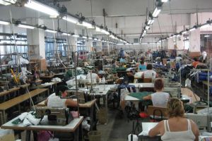 Confecţia, scoasă la mezat! Halele şi terenurile fabricii, vândute în bloc