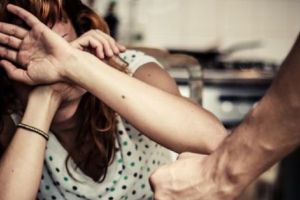 Cercetat pentru violenţă în familie