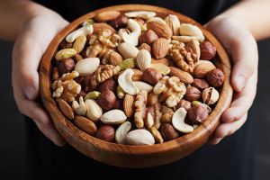 Consumul de nuci de către persoanele cu diabet reduce riscul de afecţiuni cardiovasculare