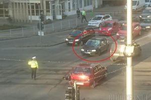 Accident la intersecţia Magheru cu Parcul Traian, în Oradea: Un poliţist a fost lovit de un şofer care nu i-a respectat semnalele! (FOTO / VIDEO)