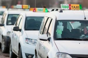 Șofer Uber luat la rost de taximetrişti în parcarea mallului. I-au cerut autorizaţia