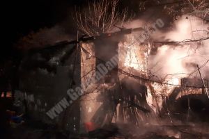 Primăria Corbii Mari va oferi sprijin familiei care şi-a pierdut bebeluşul în incendiu, pentru a reconstrui casa