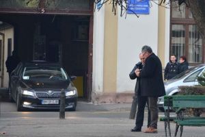 Secretosul Pásztor: Şeful Consiliului Judeţean Bihor îşi poartă discuţiile prin parcuri (FOTO)