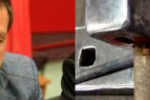 Intre ciocan si nicovala /  Dragomir trebuie sa taie de la investitii pentru a le asigura plata indemnizatiilor persoanelor cu handicap