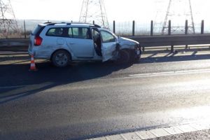FOTO Accident pe autostrada Sibiu Orăştie – Femeie rănită din cauza unui şofer neatent