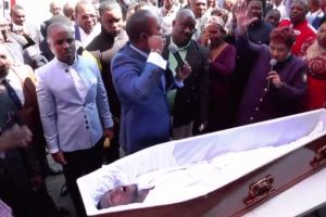 VIDEO – Un preot învie un bărbat din morţi. Clipul este deja viral