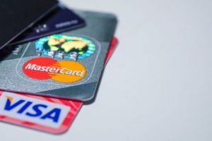 Bucureştean reţinut după ce a făcut cumpărături pe internet cu cardul unei femei din Tg-Cărbuneşti