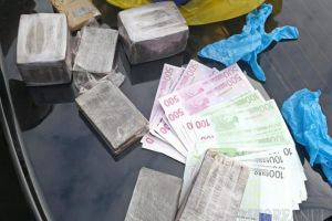 Flagrant în Oradea: Doi bărbaţi, reţinuţi, după ce au fost prinşi cu două kilograme de haşiş! (FOTO)