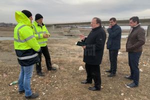 Flutur anunţă că traficul rutier la Vereşti, peste râul Suceava, va fi reluat pe un pod ...