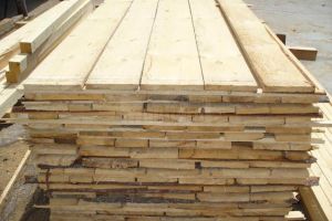 Autoutilitară plină cu material lemnos, confiscată în timpul unei acţiuni de control