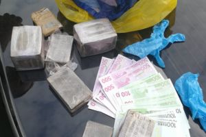 Suspecti de trafic de droguri de risc, prinsi in flagrant de procurorii DIICOT (galerie foto)