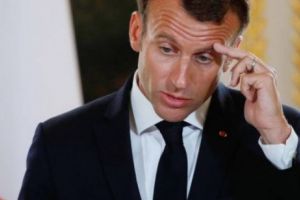 Emmanuel Macron aşa cum nu l-aţi mai văzut vreodată. Fotografiile din articol au devenit virale şi nasc polemici
